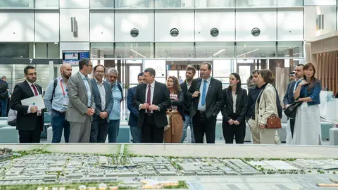 La delegación argentina junto al director del Business Park DWC, explicando el alcance del mega proyecto sobre la maqueta emplazada en el hall del edificio central. (Cedida)