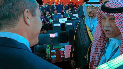 El ministro de Economía de Israel junto al ministro de Comercio saudí  en Abu Dhabi. (Twitter)