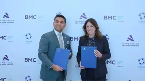 Un momento de la firma entre Burjeel y el aeropuerto. (Twitter)