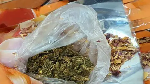 La marihuana escondida en el envío de cebollas. (Dubai Customs)