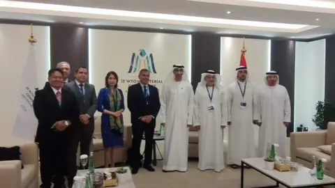 Representantes de Perú junto a autoridades emiratíes en Abu Dhabi. (Twitter)