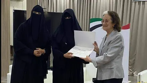 Inocenta Ewart, junto a mujeres emiratíes. (Cedida)