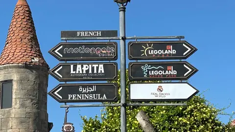 El blanco, la indicación de Real Madrid World en Dubai Park and Resorts. (EL CORREO)