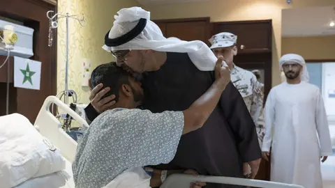 El presidente de EAU abraza al herido en el atentado en Somalia. (WAM)