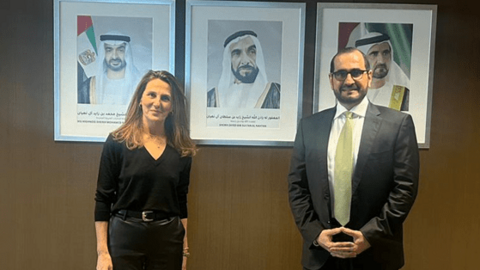 El embajador de EAU en España junto a la representante de la CEOE. (Fuente externa)