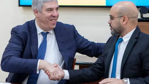 Un momento de la firma del acuerdo entre las dos empresas. (Indra)