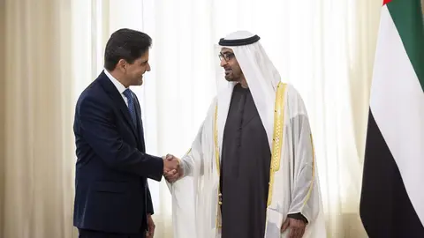 El presidente de EAU y el embajador de República Dominicana. (WAM)