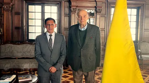 El ministro de Relaciones Exteriores de Colombia, Álvaro Leyva -izquierda-, junto al hasta ahora embajador de Emiratos Árabes Unidos en la República de Colombia, Salem Rashed Al Owais. (WAM)