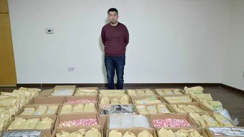 Una imagen del detenido en EAU con las drogas confiscadas. (Policía de Ajman)