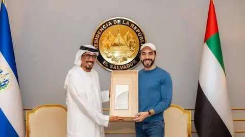 Una imagen de archivo del embajador de EAU en México junto al presidente de El Salvador. (Twitter)