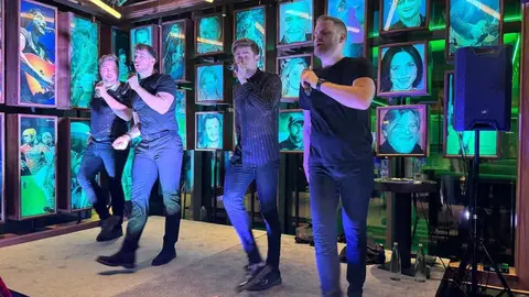 Un momento de la actuación del grupo WestZone. (Zena Yarbou