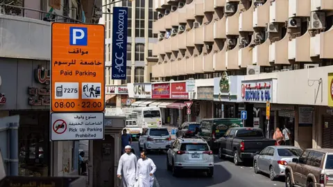 Cartelería del aparcamiento público en Dubai. (Twitter)