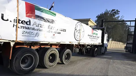 Un camión con ayuda humanitaria de EAU dispuesto para entrar en Gaza. (WAM)