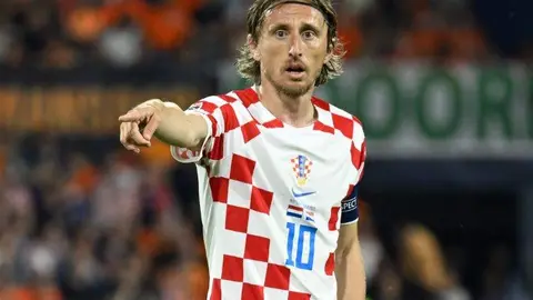 Luca Modric en un partido con la Selección de Fútbol de Croacia. (Twitter)
