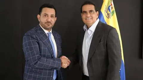 A la izquierda en la imagen el nuevo embajador de Venezuela en EAU. (X)