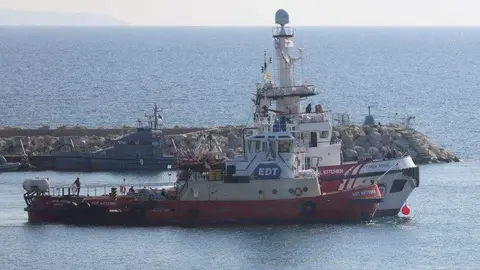 En primer término, el barco con la ayuda a Gaza. (X)