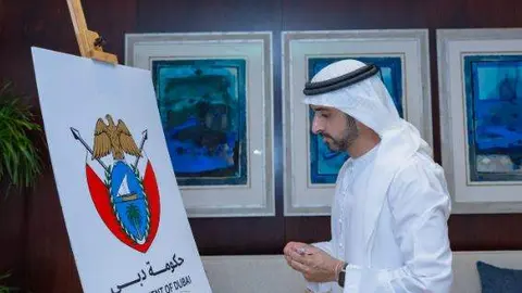 El jeque Hamdan ante en nuevo logo de Dubai. (X)