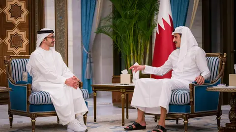El ministro de Asuntos Exteriores de EAU junto al emir de Qatar. (WAM)