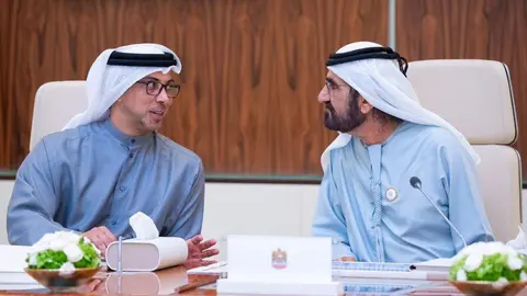 El gobernante de Dubai junto al vicepresidente en el reunión del Gabinete de este lunes. (WAM)