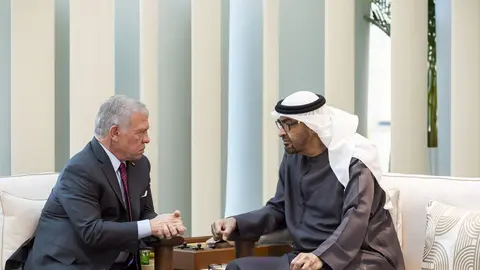 El rey de Jordania junto al presidente de EAU en Abu Dhabi en una imagen de marzo de 2024. (WAM)