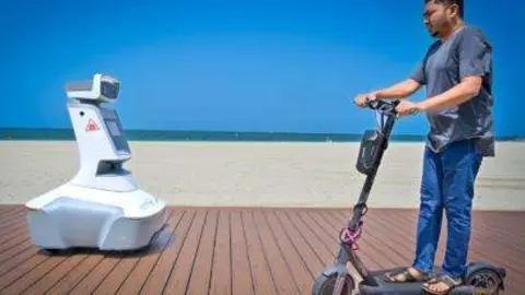 El robot en la playa de Jumeirah en Dubai. (Fuente externa)