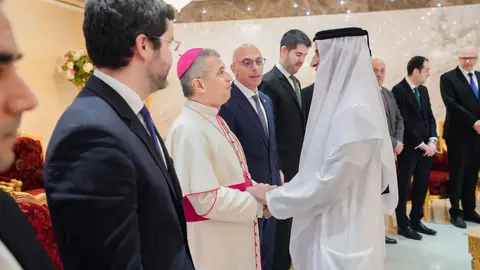 El gobernante de RAK saluda a los embajadores. (WAM)