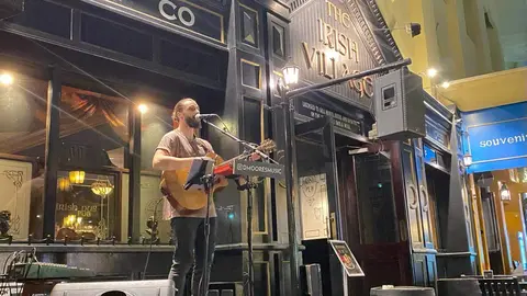 Un momento de la música en vivo en Dubai durante Ramadán. (EL CORREO)