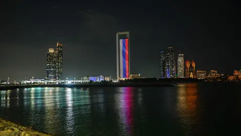 El edificio de Adnoc en Abu Dhabi con la bandera de Rusia. (WAM)