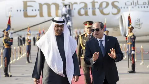 Los presidentes de EAU y Egipto en el aeropuerto de El Cairo. (WAM)