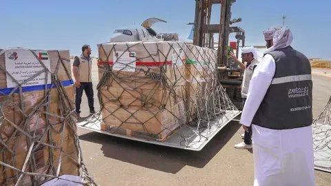 Un momento de la carga de la ayuda emiratí a Chad. (WAM)