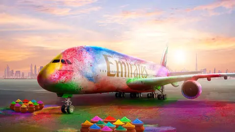Bonita imagen de un A380 de Emirates decorado con colores. (X)