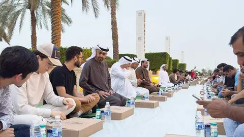 El presidente de EAU durante el iftar en la Gran Mezquita de Abu Dhabi. (Fuente externa)