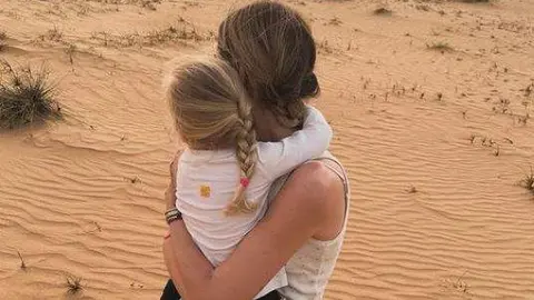 Chiara junto a uno de sus hijos en el desierto de Dubai. (Instagram)