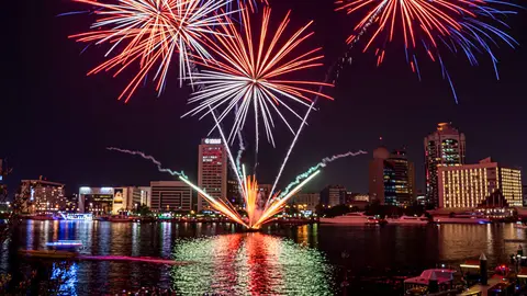 Los fuegos artificiales son uno de los platos fuertes del fin de semana de Ramadán en Dubai. (WAM)