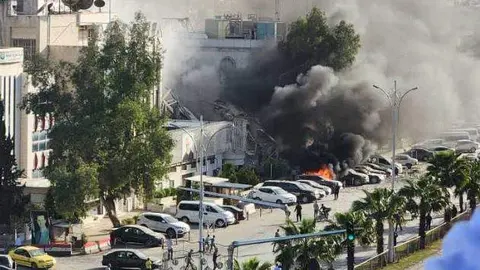 Un momento del ataque en Consulado iraní en Damasco. (X)