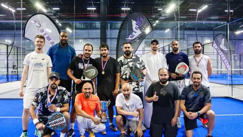 Competidores en un juego social organizado por Amigos Padel Club. (EL CORREO)