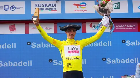 Juan Ayuso tras ganar la prueba. (UAETeamEmirates)