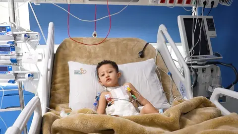 Un niño enfermo tratado por la iniciativa de Abu Dhabi. (WAM)