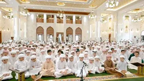 El grupo de niños emiratíes en la mezquita. (Dubai Media Office)