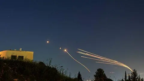 El sistema antimisiles Cúpula de Hierro de Israel intercepta cohetes lanzados desde el Líbano hacia Israel a través de la frontera israelí-libanesa. (Fuente externa)