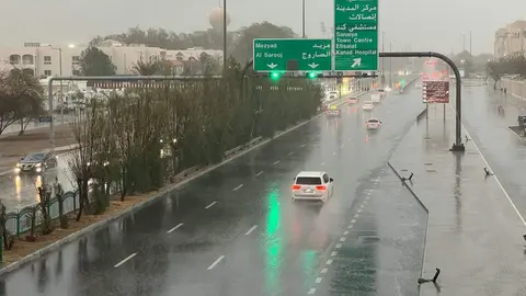 Una carretera de Abu Dhabi bajo la lluvia. (WAM)