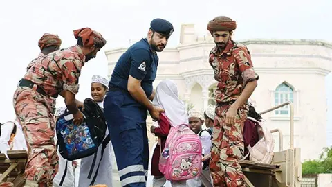 Personal de rescate interviene durante las inundaciones en el Sultanato, (Times of Oman)