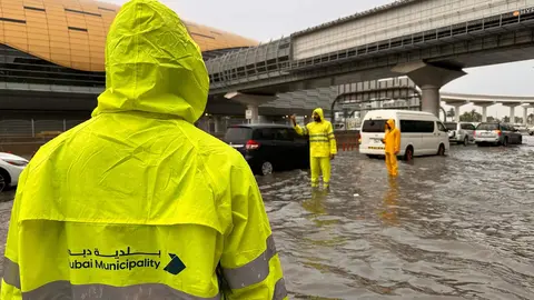 Inundaciones por las lluvias en Dubai este martes. (Dubai Media Office)
