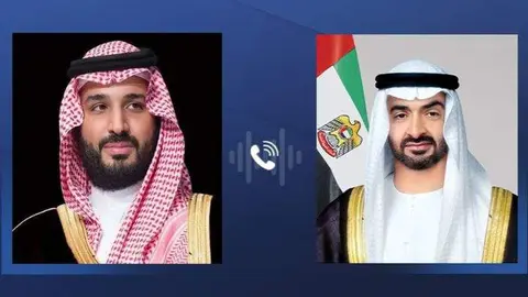 El presidente de EAU a la derecha junta al príncipe heredero de Arabia Saudí. (WAM)