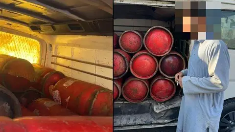 El vehículo cargado con las bombonas de gas. (X)