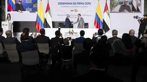 Un momento de la firma del acuerdo comercial entre EAU y Colombia. (WAM)