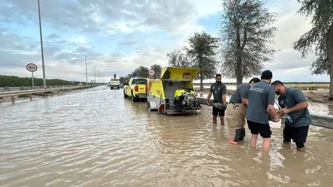 Una imagen de una carretera inundada tras las lluvias. (Dubai Media Office)