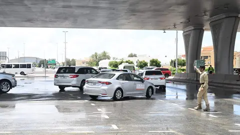 Un policía dirige el tráfico durante las lluvias. (Dubai Police)
