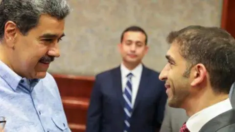 El presidente de Venezuela, Nicolás Maduro, saludal ministro de Estado para el Comercio Exterior de Emiratos Árabes, Thani Bin Ahmed Al Zeyoudi. (VTV)