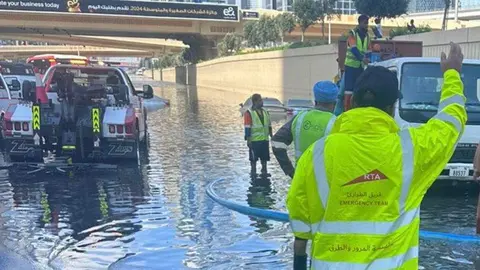 Carretera inundada en Dubai. (RTA)